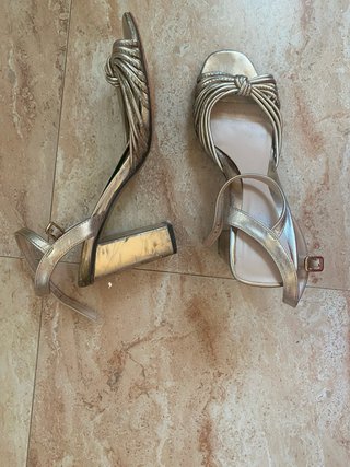Zapatos de tacón dorados