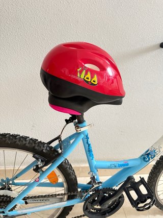 Bicicleta azul y casco rojo
