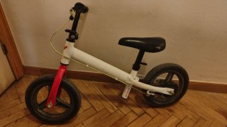 Bici sin pedales Btwin blanca y roja