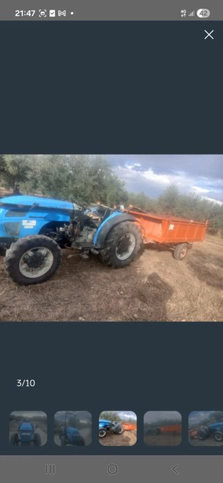 Tractor azul con remolque
