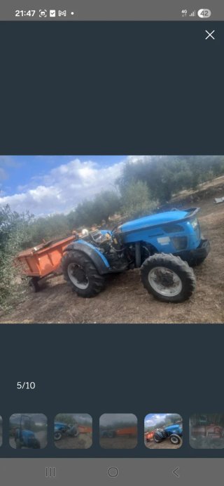 Tractor azul con remolque
