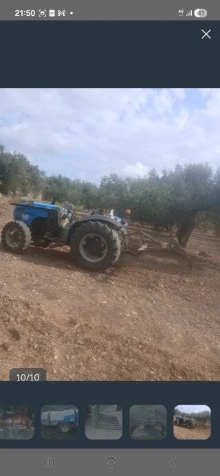 Tractor azul con remolque