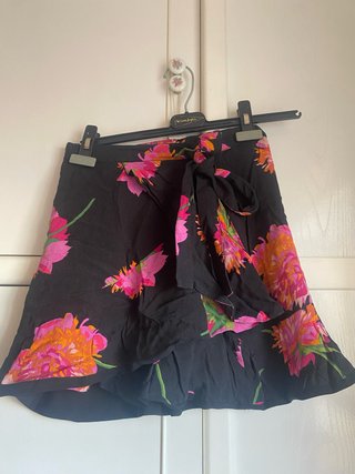 Falda corta volantes floral
