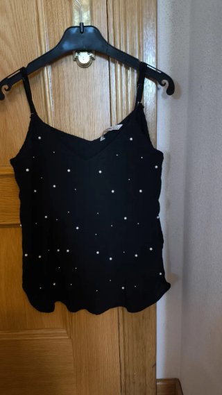 Top lencero negro con perlas