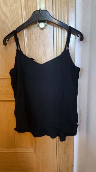 Top lencero negro con perlas