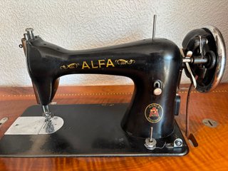 Máquina de coser Alfa antigua