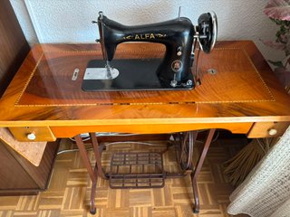Máquina de coser Alfa antigua