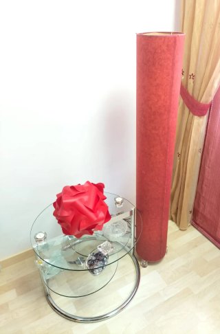 Lámpara de pie rojo granate  y lampara roja