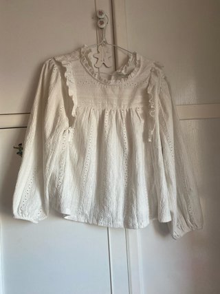 Blusa blanca con volantes y bordados