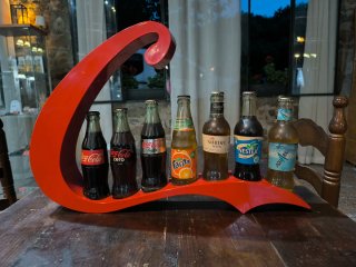 Espositore Coca-Cola 2000 con bottiglie
