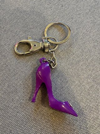 Llavero zapato tacón mujer morado con brillantes