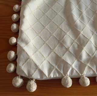 Funda cojín beige con pompones