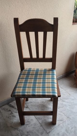 Se encuentra en Torremolinos (Málaga). Mesa y sill