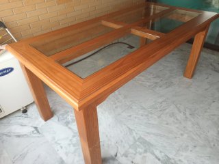 Se encuentra en Torremolinos (Málaga). Mesa y sill