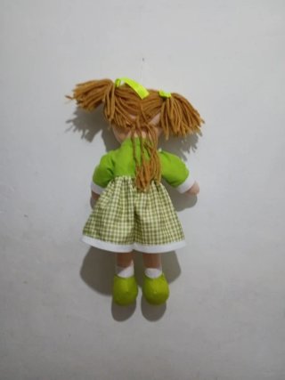 Muñeca de trapo con vestido a cuadros