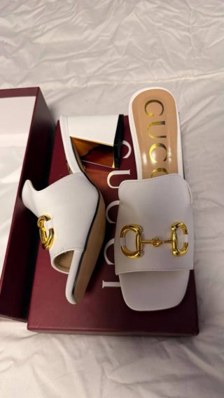 Chanclas Gucci blancas y Doradas