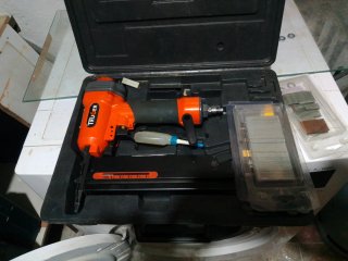 Pistola de clavos Truper