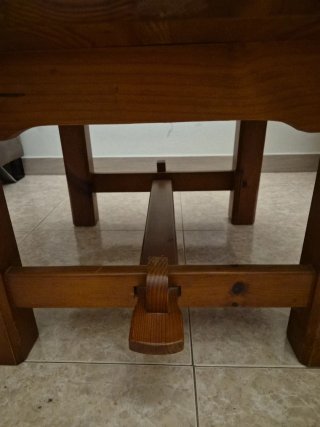Mesa baja de madera rústica