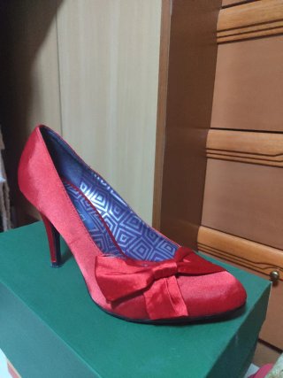 Zapatos de tacón rojos con lazo