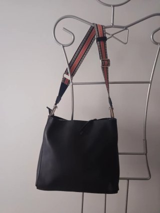 Bolso negro con correa étnica rosa