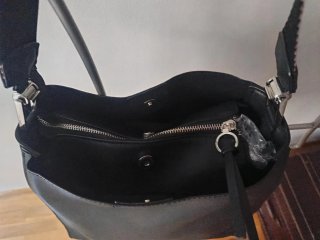 Bolso negro con correa étnica rosa