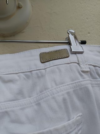 Pantalón vaquero blanco recto y cómodo