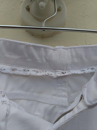 Pantalón vaquero blanco recto y cómodo