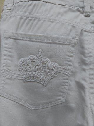 Pantalón vaquero blanco recto y cómodo