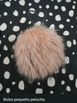 Bolso peluche rosa con cadena negra