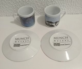 Dos tazas de café con platos