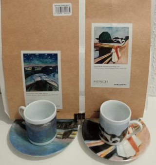 Dos tazas de café con platos
