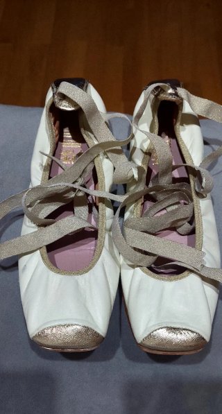 Bailarinas blancas y doradas con lazo
