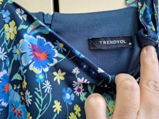 Vestido floral azul.Es una talla 40 pequeña
