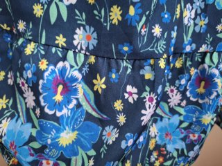 Vestido floral azul.Es una talla 40 pequeña