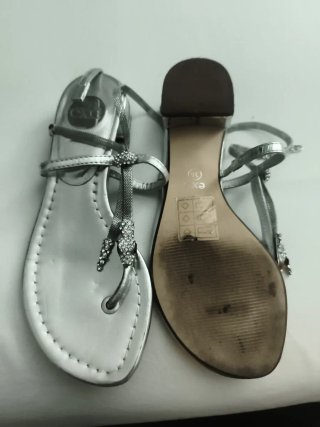 Sandalias plateadas con pedrería