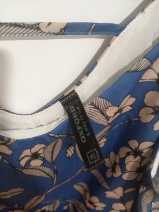 Blusa sin mangas floral azul y beige
