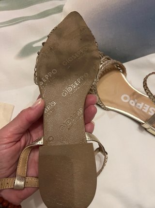 Sandalias doradas Gioseppo