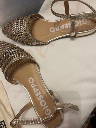 Sandalias doradas Gioseppo