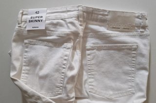Pantalón vaquero Bershka blanco Talla 42.