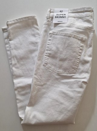 Pantalón vaquero Bershka blanco Talla 42.