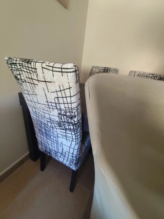 Mesa extensible Ikea + 4 sillas polipiel con funda