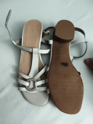 Sandalias blancas con detalle dorado