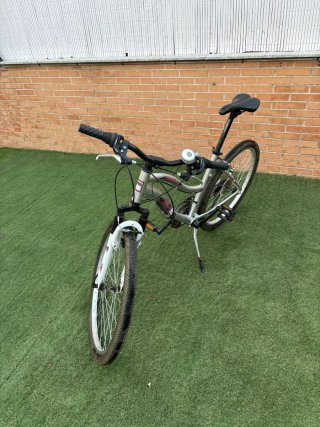 Bicicleta juvenil plateada cambios de puño 26 pul.