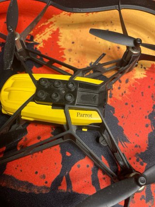 Dron Parrot Amarillo