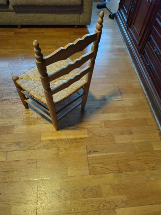 Silla de madera y ratán tejida