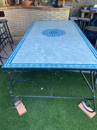 Tavolo da esterno in ceramica e ferro battuto