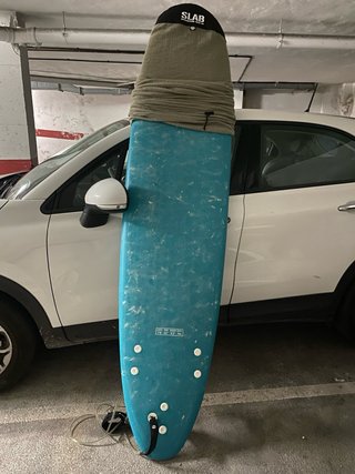 Tabla de surf Olaian 7'8 con funda incluida.