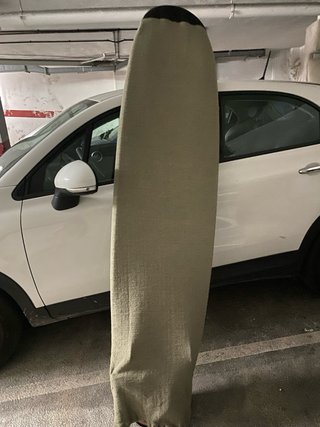 Tabla de surf Olaian 7'8 con funda incluida.