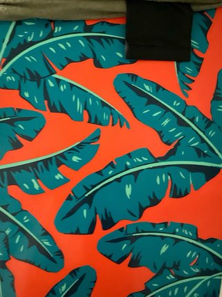 Tabla de surf Olaian 7'8 con funda incluida.
