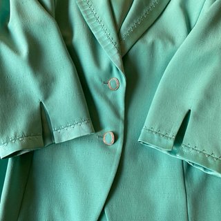 Traje chaqueta y blusa verde azulado